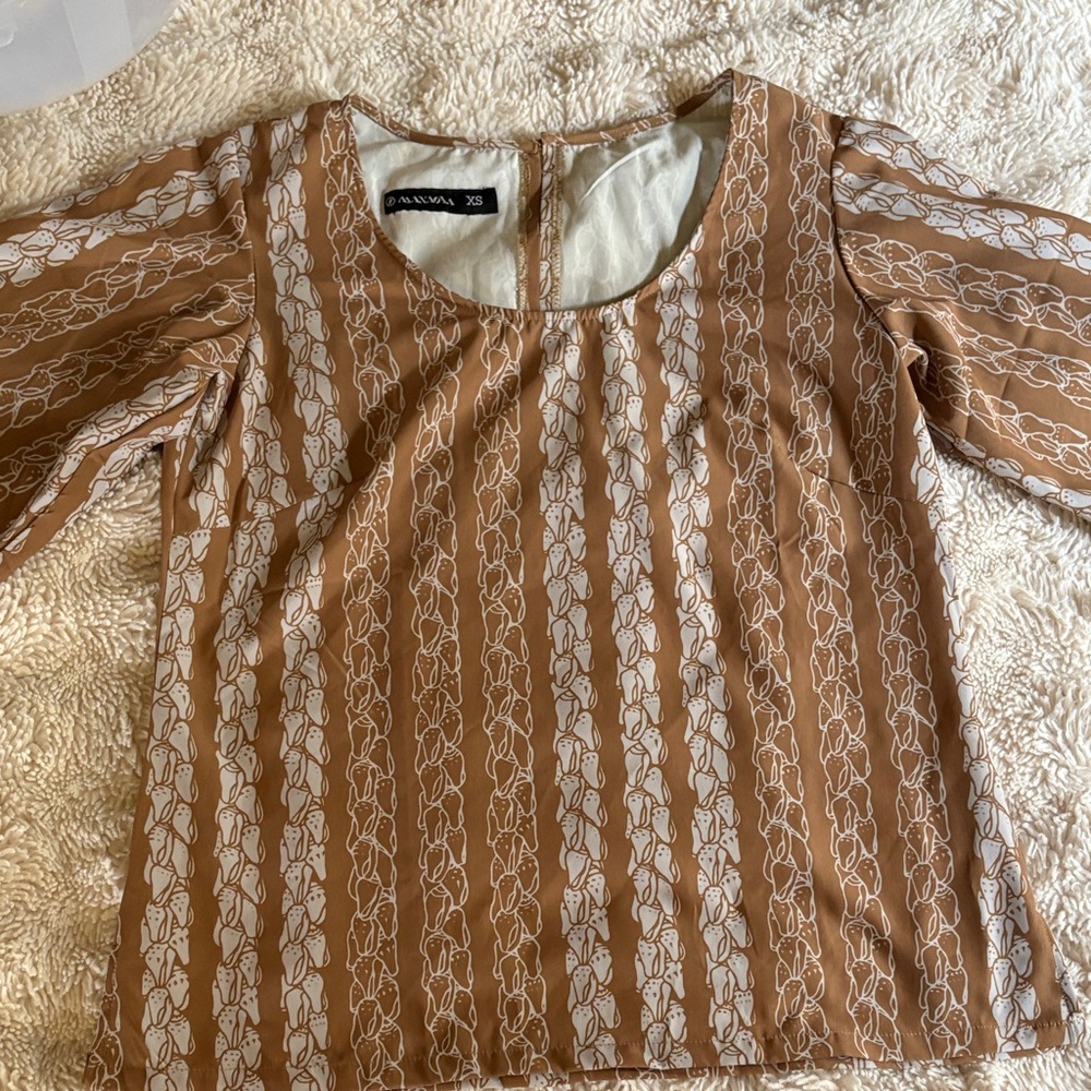 Manaola Tan & White Top